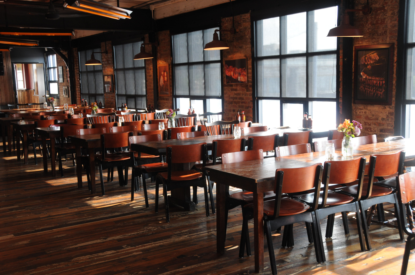 inside of syracuse bbq restaurant